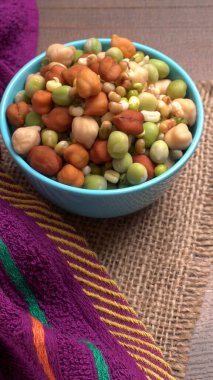 Nohut ya da Kala Chana tahta zeminde izole edilmiş..