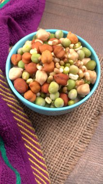 Nohut ya da Kala Chana tahta zeminde izole edilmiş..