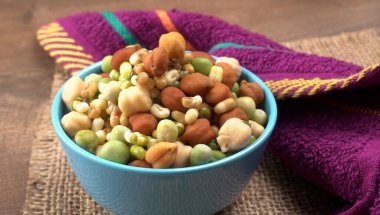 Nohut ya da Kala Chana tahta zeminde izole edilmiş..