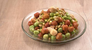 Nohut ya da Kala Chana tahta zeminde izole edilmiş..