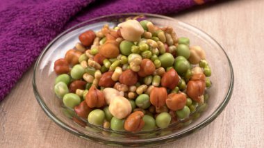 Nohut ya da Kala Chana tahta zeminde izole edilmiş..