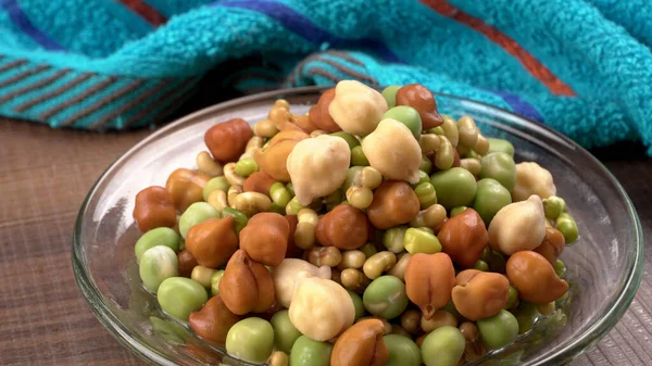 Nohut ya da Kala Chana tahta zeminde izole edilmiş..