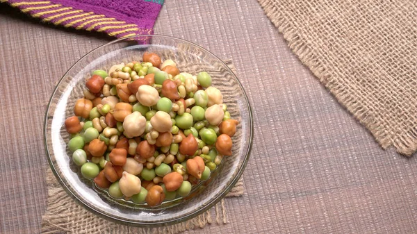 Nohut ya da Kala Chana tahta zeminde izole edilmiş..