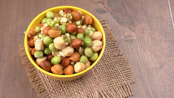 Nohut ya da Kala Chana tahta zeminde izole edilmiş..