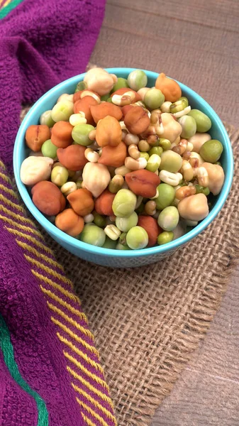 Nohut ya da Kala Chana tahta zeminde izole edilmiş..