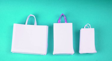 El işi kâğıdından yapılmış hediye kutuları ve çantalar. El yapımı hediye kavramı. Parlak arkaplan.