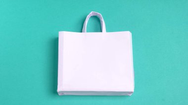 Hediye kutusu ve el işi kağıdından yapılmış yakın plan. El yapımı hediye kavramı. Parlak arkaplan.