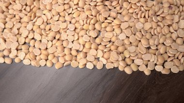 Ahşap zemin üzerinde mercimek yakın plan 