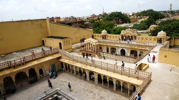 Jaipur Índia Agosto 2019 Visitantes Dentro Pátio Perto Fonte Hawa — Fotografia de Stock