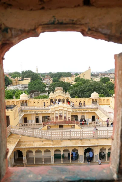 Jaipur India Agosto 2019 Visitantes Dentro Del Patio Cerca Fuente —  Fotos de Stock