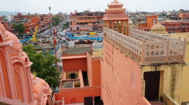 JAIPUR, INDIA 12 AĞUSTOS 2019: Rajasthan 'ın pembe kenti Jaipur' da, Rüzgarlar Sarayı olarak da bilinen Hawa Mahal çeşmesinin yakınındaki avlu