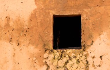 Küçük pencereli çatlak bir duvar, vintage binaya yakın. 