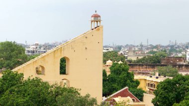 JAIPUR, INDIA - 12. AĞUSTOS, 2019: Rajasthan 'ın pembe kenti Jaipur' daki Rüzgâr Sarayı olarak da bilinen Hawa Mahal çeşmesinin yakınındaki avluda ziyaretçiler