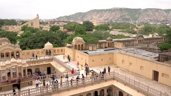 Jaipur India Srpna 2019 Návštěvníci Nádvoří Kašny Hawa Mahal Známé — Stock fotografie