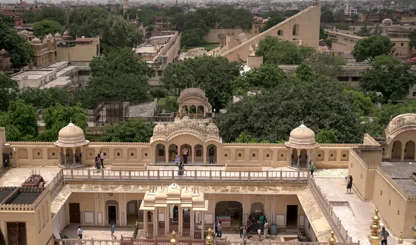 Jaipur India Srpna 2019 Návštěvníci Nádvoří Kašny Hawa Mahal Známé — Stock fotografie