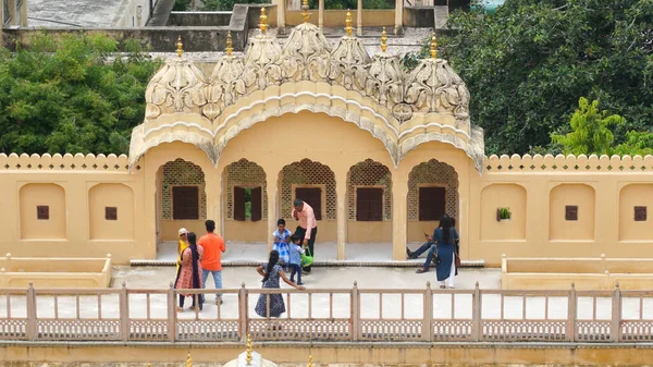 Jaipur India Srpna 2019 Návštěvníci Nádvoří Kašny Hawa Mahal Známé — Stock fotografie