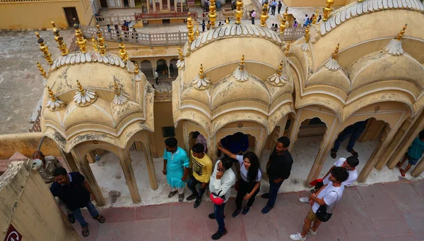 Jaipur India Agosto 2019 Visitantes Dentro Del Patio Cerca Fuente —  Fotos de Stock