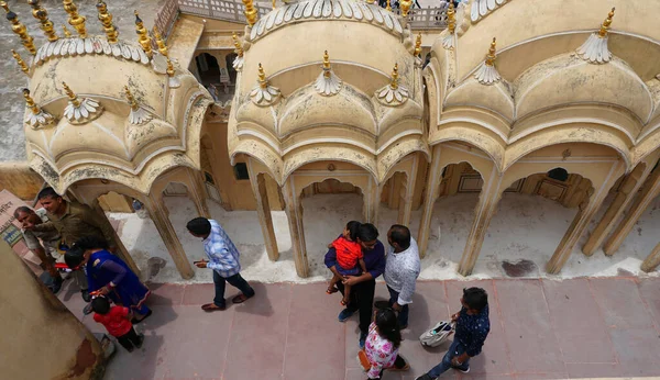 Jaipur India Srpna 2019 Návštěvníci Nádvoří Kašny Hawa Mahal Známé — Stock fotografie