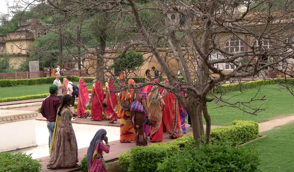 Jaipur Indien August 2019 Gruppe Unbekannter Touristinnen Traditioneller Kleidung Genießen — Stockfoto