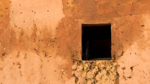 Pared Agrietada Con Ventana Pequeña Primer Plano Del Edificio Vintage — Foto de Stock