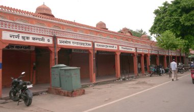 Jaipur, Rajasthan, Hindistan - 11 Ağustos 2019: Pembe renkli binalar, şehir trafiği ve Hindistan 'ın Rajasthan eyaletinin başkentidir..