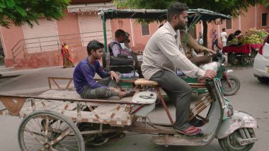 JAIPUR, RAJASTHAN, INDIA - 11 AĞUSTOS 2019: Jaipur şehir merkezi, renkli binalar, şehir yolu trafiği ve Hindistan 'ın başkentidir..