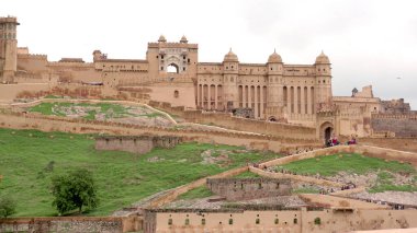 Jaipur, Rajasthan, Hindistan - 11 Ağustos 2019: Amer Kalesi 'nin güzel Panorama manzarası. Rajput askeri tepe mimarisi. Amer Kalesi Meşhur turizm merkezi ve UNESCO Dünya Mirası Alanı.