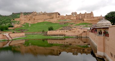 Jaipur, Rajasthan, Hindistan - 11 Ağustos 2019: Amer Kalesi 'nin güzel Panorama manzarası. Rajput askeri tepe mimarisi. Amer Kalesi Meşhur turizm merkezi ve UNESCO Dünya Mirası Alanı.