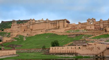 Jaipur, Rajasthan, Hindistan - 11 Ağustos 2019: Amer Kalesi 'nin güzel Panorama manzarası. Rajput askeri tepe mimarisi. Amer Kalesi Meşhur turizm merkezi ve UNESCO Dünya Mirası Alanı.