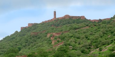Jaipur, Rajasthan, Hindistan - 11 Ağustos 2019: Amer Kalesi 'nin güzel Panorama manzarası. Rajput askeri tepe mimarisi. Amer Kalesi Meşhur turizm merkezi ve UNESCO Dünya Mirası Alanı.