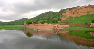 Jaipur, Rajasthan, Hindistan - 11 Ağustos 2019: Amer Kalesi 'nin güzel Panorama manzarası. Rajput askeri tepe mimarisi. Amer Kalesi Meşhur turizm merkezi ve UNESCO Dünya Mirası Alanı.