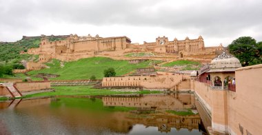 Jaipur, Rajasthan, Hindistan - 11 Ağustos 2019: Amer Kalesi 'nin güzel Panorama manzarası. Rajput askeri tepe mimarisi. Amer Kalesi Meşhur turizm merkezi ve UNESCO Dünya Mirası Alanı.