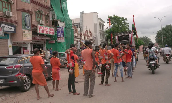 Jaipur, Rajasthan, Hindistan: 11 Ağustos 2019: İnsanlar, Şiva dindarlarının her yıl yaptığı Kavad Yatra yolculuğunu gerçekleştirerek, hacılar Shiva tapınaklarına çıplak ayakla Ganj 'ın kutsal suyunu getirirler..