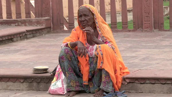 Jaipur Rajasthan Indien August 2019 Unbekannte Indische Alte Frau Raucht — Stockfoto