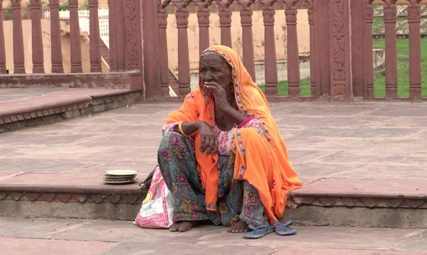 Jaipur Rajasthan Indien August 2019 Unbekannte Indische Alte Frau Raucht — Stockfoto