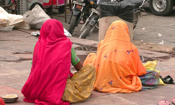 Jaipur, Rajasthan, Hindistan - 11 Ağustos 2019: Amer Kalesi 'nde hatıra eşya satan bir satıcı Ünlü turizm merkezi ve UNESCO Dünya Mirası Sitesi