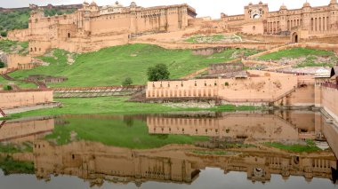 Jaipur, Rajasthan, Hindistan - 11 Ağustos 2019: Amer Kalesi 'nin güzel Panorama manzarası. Rajput askeri tepe mimarisi. Amer Kalesi Meşhur turizm merkezi ve UNESCO Dünya Mirası Alanı.