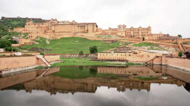 Jaipur, Rajasthan, Hindistan - 11 Ağustos 2019: Amer Kalesi 'nin güzel Panorama manzarası. Rajput askeri tepe mimarisi. Amer Kalesi Meşhur turizm merkezi ve UNESCO Dünya Mirası Alanı.