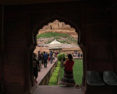 Jaipur, Rajasthan, Hindistan - 11 Ağustos 2019: Amer Kalesi 'nde turist. Rajput askeri tepe mimarisi. Amer Kalesi Güney Asya 'nın ünlü turizm merkezi ve UNESCO Dünya Mirasları Alanı