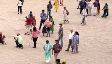 JAIPUR, INDIA 11 AĞUSTOS 2019: Toprakta yürüyen kalabalığın üst düzey görüntüsü.