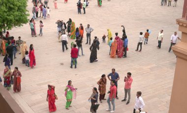 JAIPUR, INDIA 11 AĞUSTOS 2019: Toprakta yürüyen kalabalığın üst düzey görüntüsü.