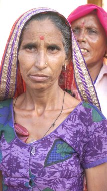 JAIPUR, INDIA 11 AĞUSTOS 2019: Geleneksel elbiseli kimliği belirsiz turist kadın ziyaretçiler grubu. Amber Fort avlusunda dans etmek ve eğlenmek Hindistan 'ın en önemli turistik yerlerinden biridir.