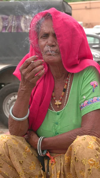 Jaipur Rajastán India Agosto 2019 Una Anciana India Identificada Fuma — Foto de Stock
