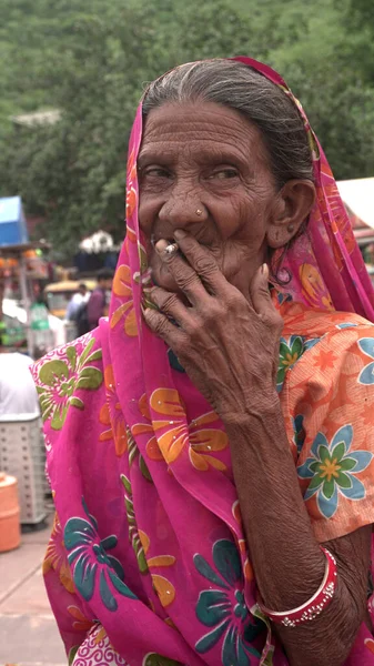 Jaipur Rajasthan Indien August 2019 Unbekannte Indische Alte Frau Raucht — Stockfoto