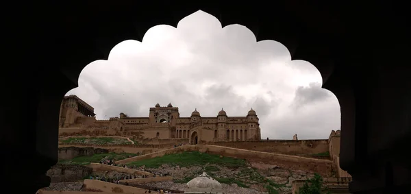 Jaipur, Rajasthan, Hindistan - 11 Ağustos 2019: Amer Kalesi 'nin güzel Panorama manzarası. Rajput askeri tepe mimarisi. Amer Kalesi Meşhur turizm merkezi ve UNESCO Dünya Mirası Alanı.