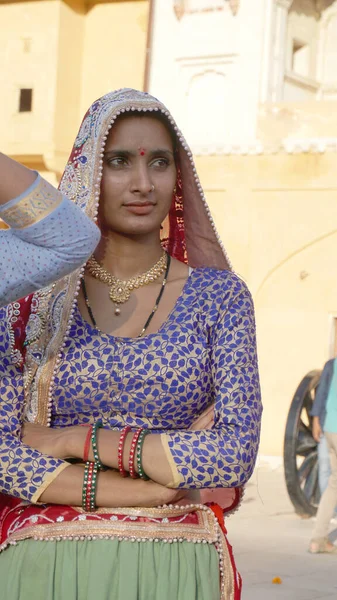 Jaipur India Ağustos 2019 Geleneksel Elbiseli Amber Fort Eğlenen Kadın — Stok fotoğraf