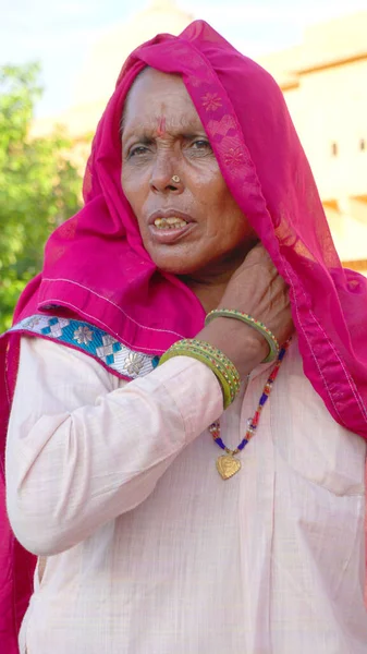 Jaipur India Agosto 2019 Retrato Mujer Vestida Manera Tradicional Disfrutando — Foto de Stock