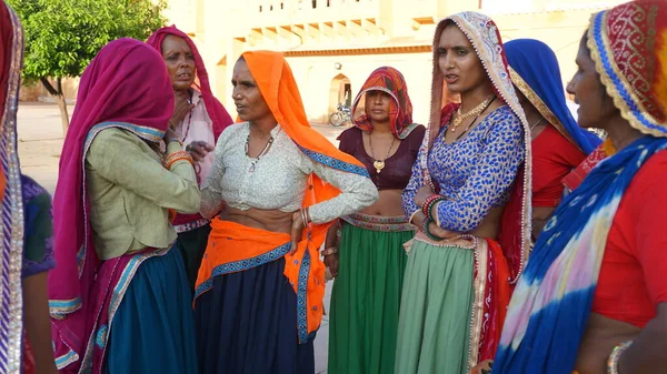 2019年8月11日 一群身着传统服装的身份不明的女游客 它是印度最有名的旅游胜地之一 在琥珀堡的庭院里尽情享受着舞蹈 — 图库照片