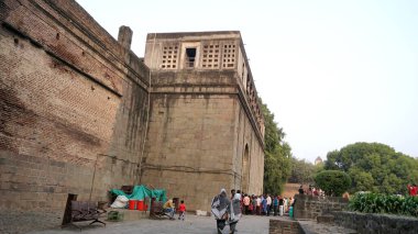 JAIPUR, INDIA - 12. AĞUSTOS, 2019: Rajasthan 'ın pembe kenti Jaipur' daki Rüzgâr Sarayı olarak da bilinen Hawa Mahal çeşmesinin yakınındaki avluda ziyaretçiler