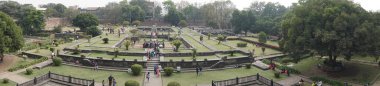 PUNE, MAHARASHTRA, Hindistan, 9 Şubat 2020: Shaniwar wada kalesinde turistler. Shaniwar Wada, Pune şehrinde tarihi bir kaledir..
